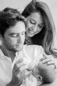 nouveau-ne-bebe-draguignan-41 Papa et maman nourrissant leur bébé