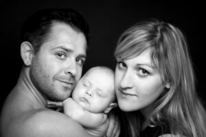 nouveau-ne-bebe-draguignan-44 Jeunes parants pose avec leur bébé à Draguignan