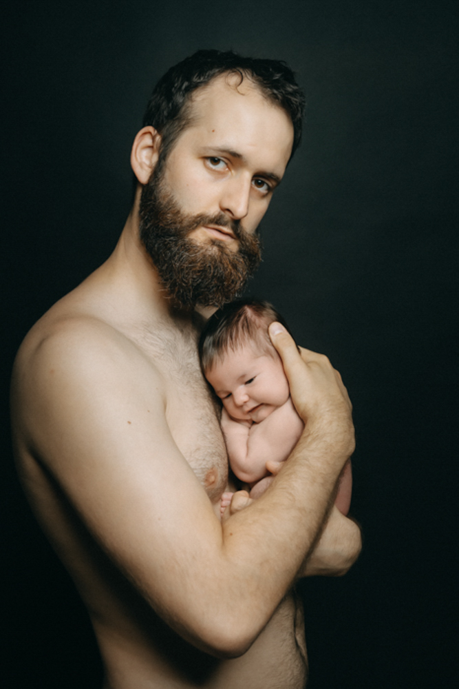 Un jeune papa pose avec son bébé pour sa séance photo à Draguignan