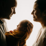 jeunes parents avec leur bébé à l'occasion de la séance photo à Draguignan