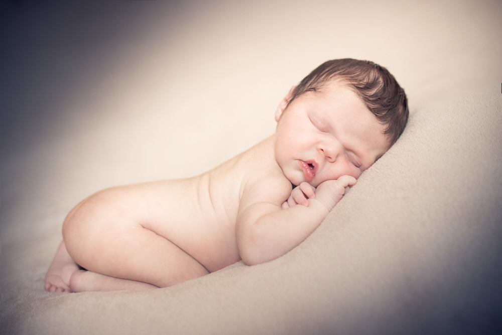 Un nouveau-né dort pendant sa séance photo à Draguignan