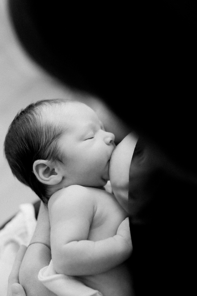 Un bébé tète photos noir et blanc à Draguignan