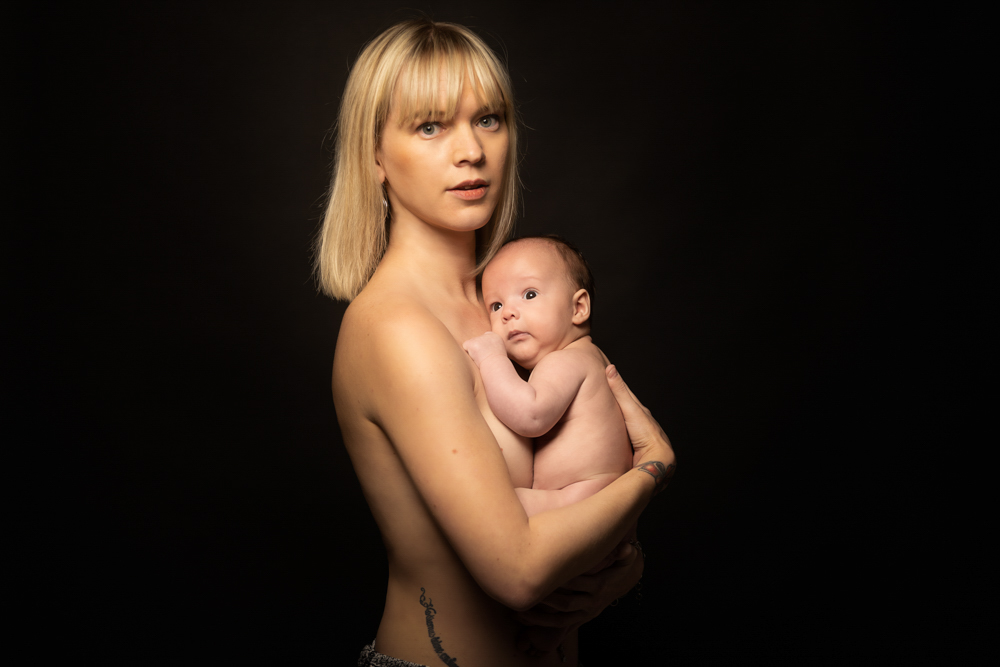 maman pose avec bébé lors de sa séance photo à Draguignan