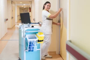 Reportage photo à caractère professionnel dans le Var Une infirmière tape à la porte d'un patient