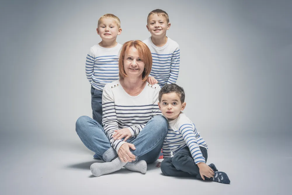 Pour une séance photos en famille à Draguignan, une grand-mère pose avec ses 3 petits fils