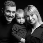 Séance photo famille à Draguignan, des jeunes parents posent avec leur petit garçon