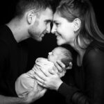 Papa maman posent avec leur bébé pour sa séance photo à Draguignan