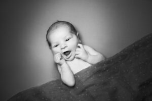 bébé éveillé pour sa séance photo nouveau-né à Draguignan