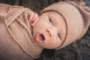bébé tire la langue lors de sa séance photo à Draguignan