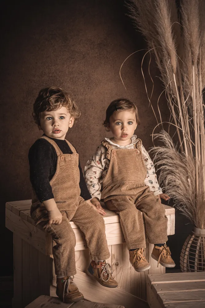 Des jumeaux posent pour une séance photo famille en studio à Draguignan