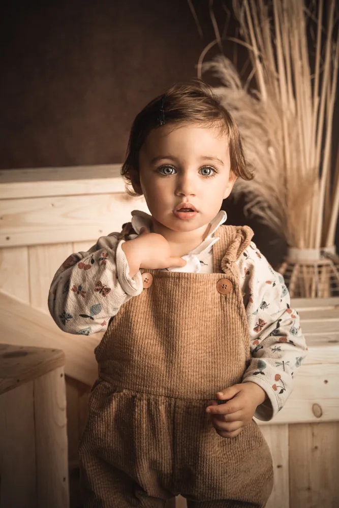 Une jolie petite fille pose pour une séance photo en studio à Draguignan