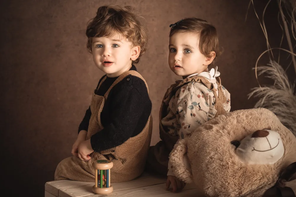 Des faux jumeaux posent pour une séance photo au studio à Draguignan