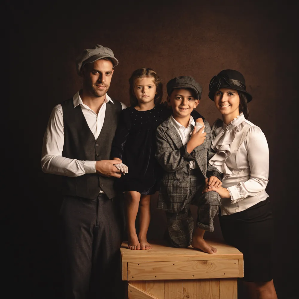 Une jolie famille pose pour une séance photo en famille à Draguignan dans un style rétro