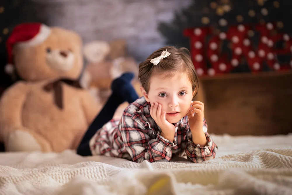 Une jolie petite fille pose dans un décor de noël à Draguignan