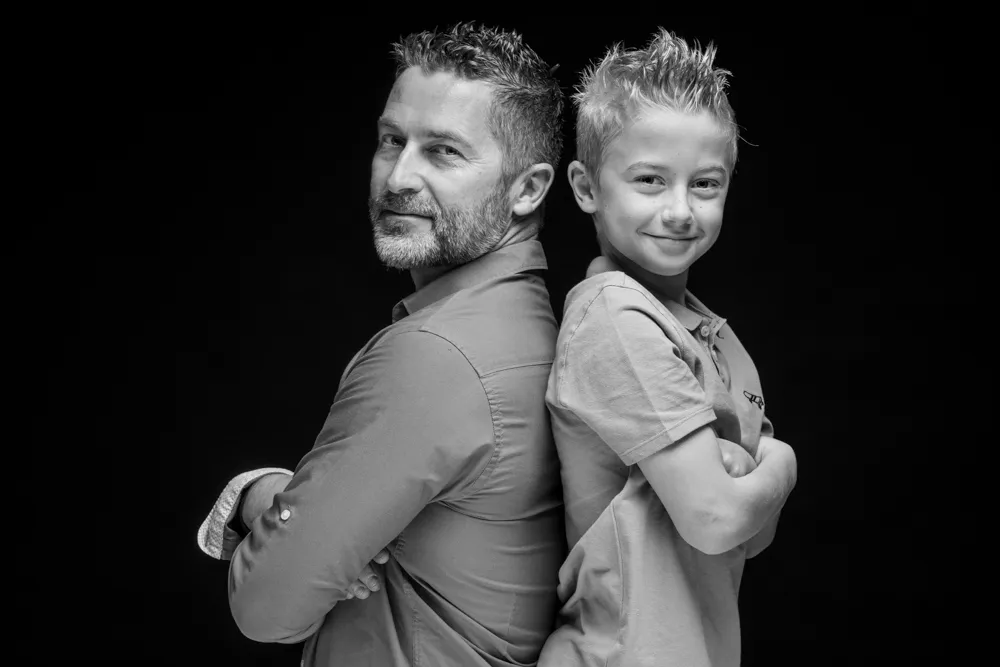 Un père et son fils prennent la pose lors d'une séance photo en famille à Draguignan. La photo est en noir et blanc