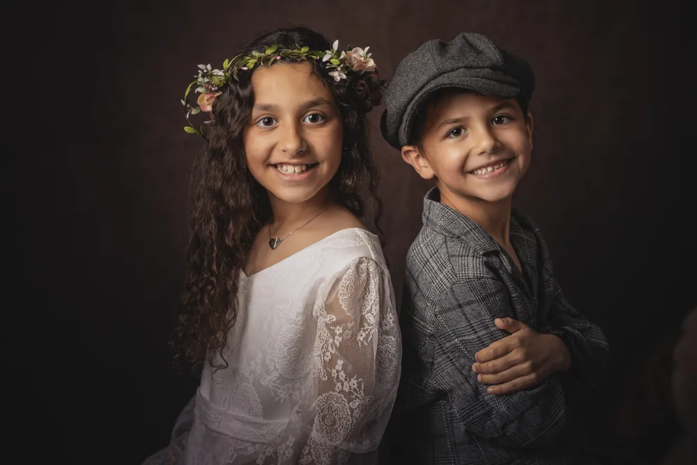 Un frère et sa soeur pose dans un style rétro lors d'uns séance photo en famille à Draguignan