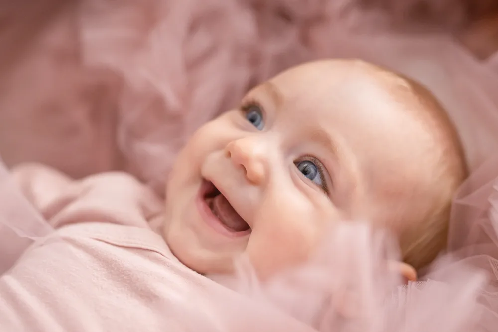 Un bébé sourit