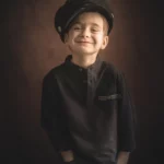 Un charmant petit garçon pose pour une séance photos à Draguignan il porte une casquette de marin