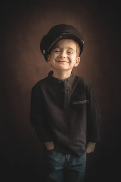 Un charmant petit garçon pose pour une séance photos à Draguignan il porte une casquette de marin