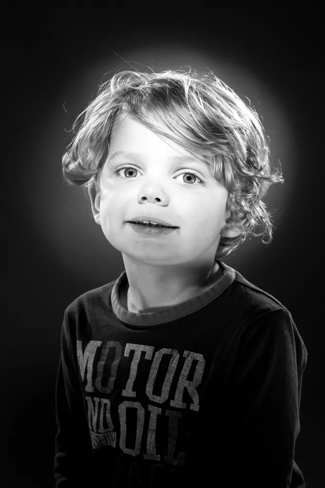 portait d'un petit garçon en noir et blanc à la façon des studio Harcourt