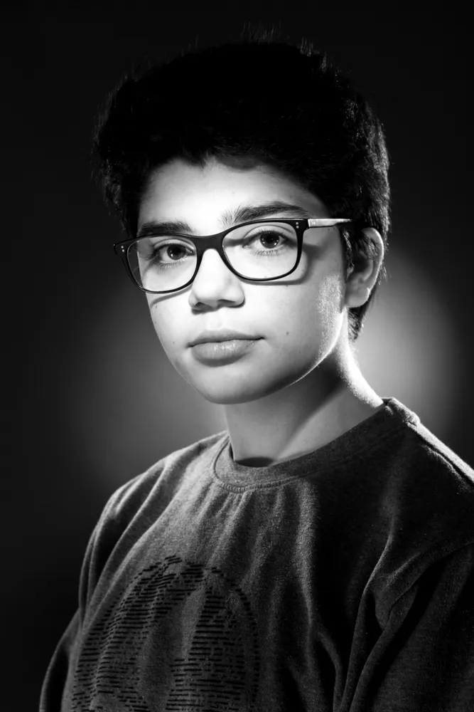 portait d'un jeune homme en noir et blanc à la façon des studio Harcourt