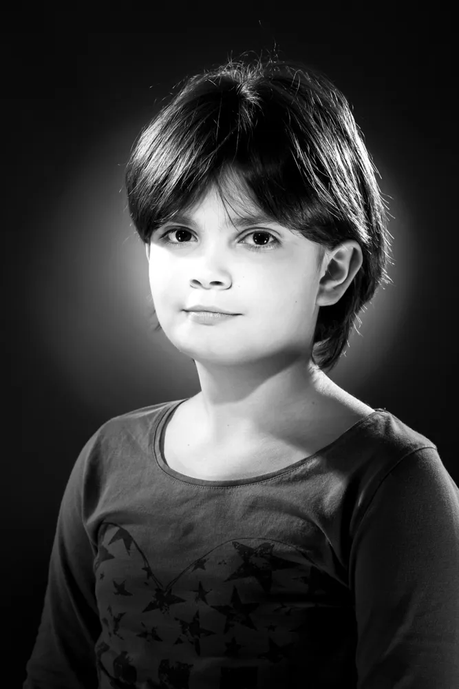 portait d'une petite fille en noir et blanc à la façon des studio Harcourt