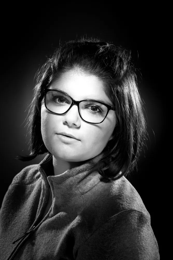 portait d'une jeune fille en noir et blanc à la façon des studio Harcourt