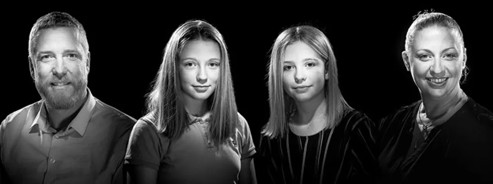 portait d'une famille en noir et blanc à la façon des studio Harcourt