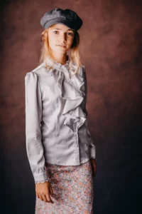 portrait d'une jeune fille debout sur un fond marron Photo réalisé en studio à Draguignan
