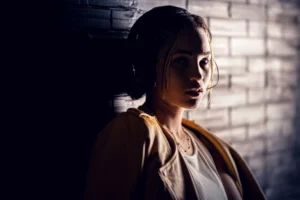 portrait dark d'une jeune fille à l'occasion d'un shooting photo à Draguignan