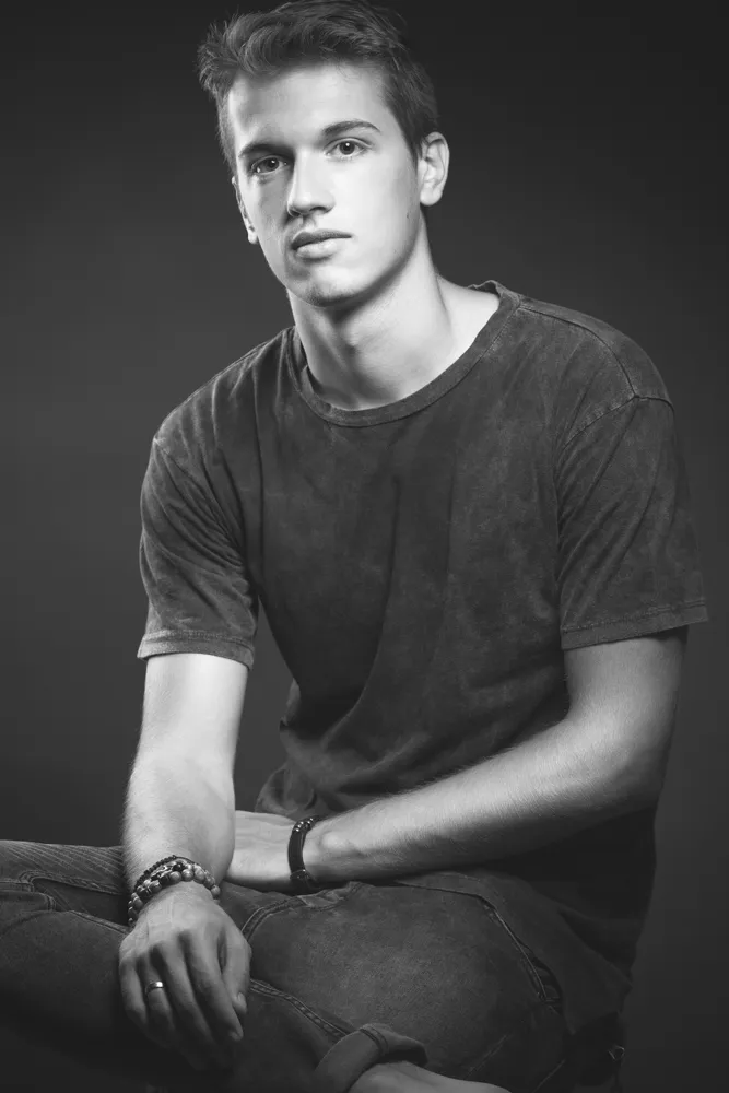 Portrait d'un jeune homme en noir et blanc pour une séance photo à Draguignan