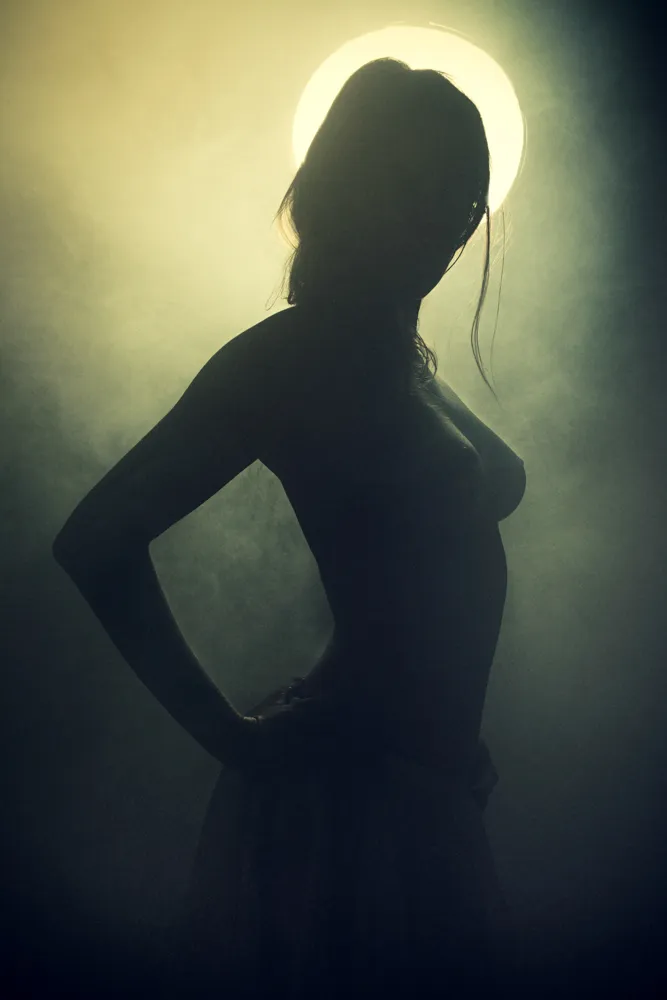 femme nue en contre jour lors d'une séance photo à Draguignan