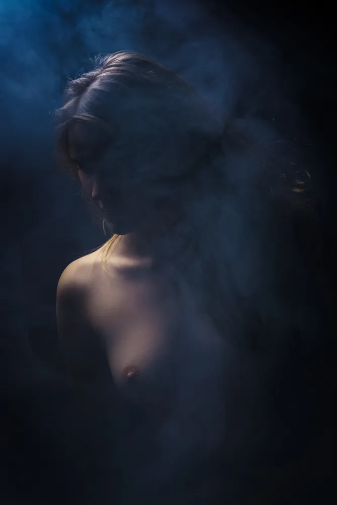 femme nue jeu de lumière lors d'une séance photo à Draguignan