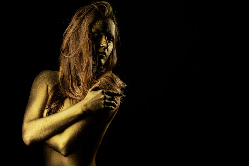 femme nue peinte en doré lors d'un shooting photo à Draguignan