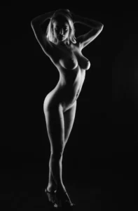 photo noir et blanc d'une femme nue debout lors d'une séance photo à Draguignan