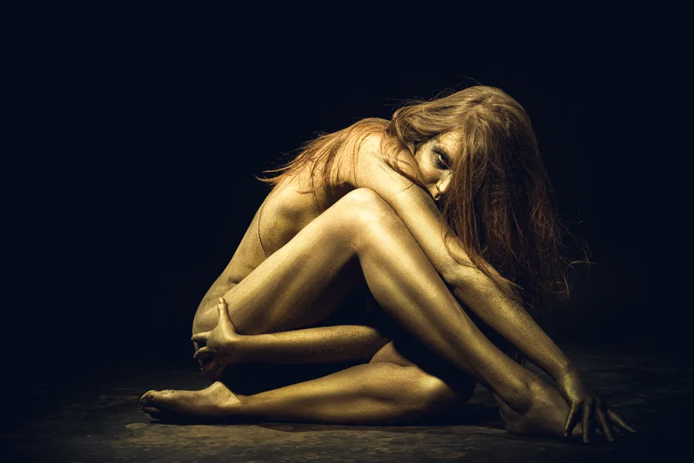 femme nue peinte en doré lors d'un shooting photo à Draguignan