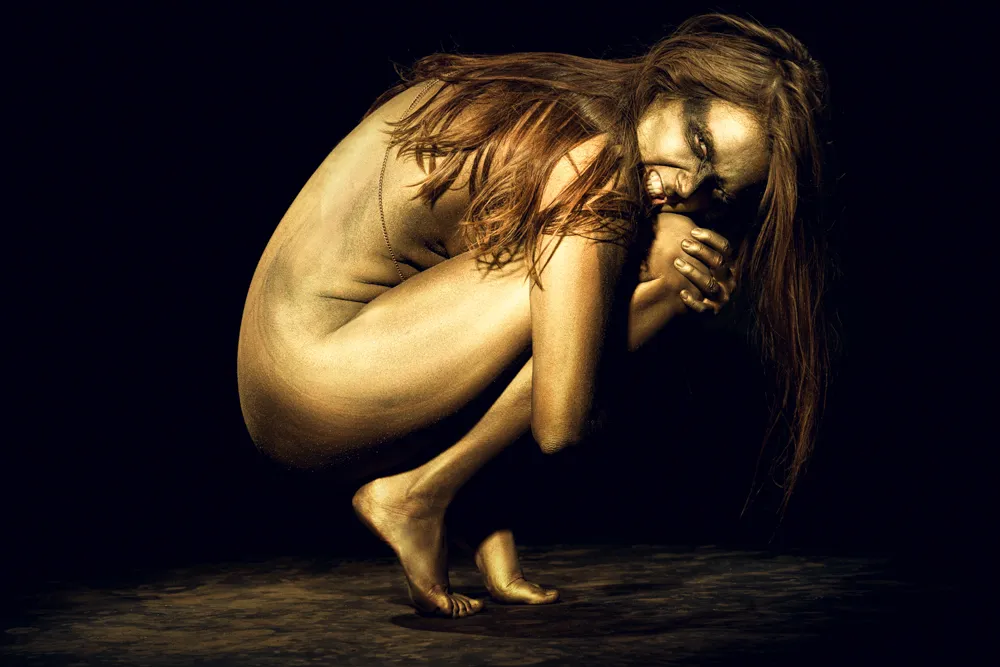 femme nue peinte en doré en position tribale lors d'un shooting photo à Draguignan