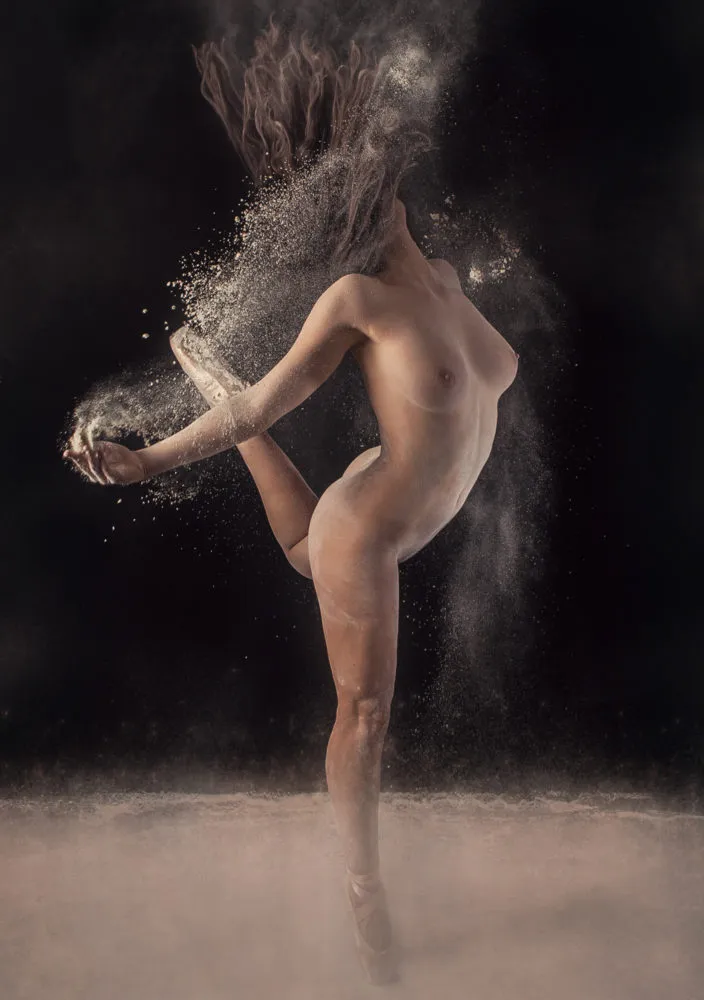 danseuse nue joue avec une explosion de farine lors d'un shooting photo à Draguignan