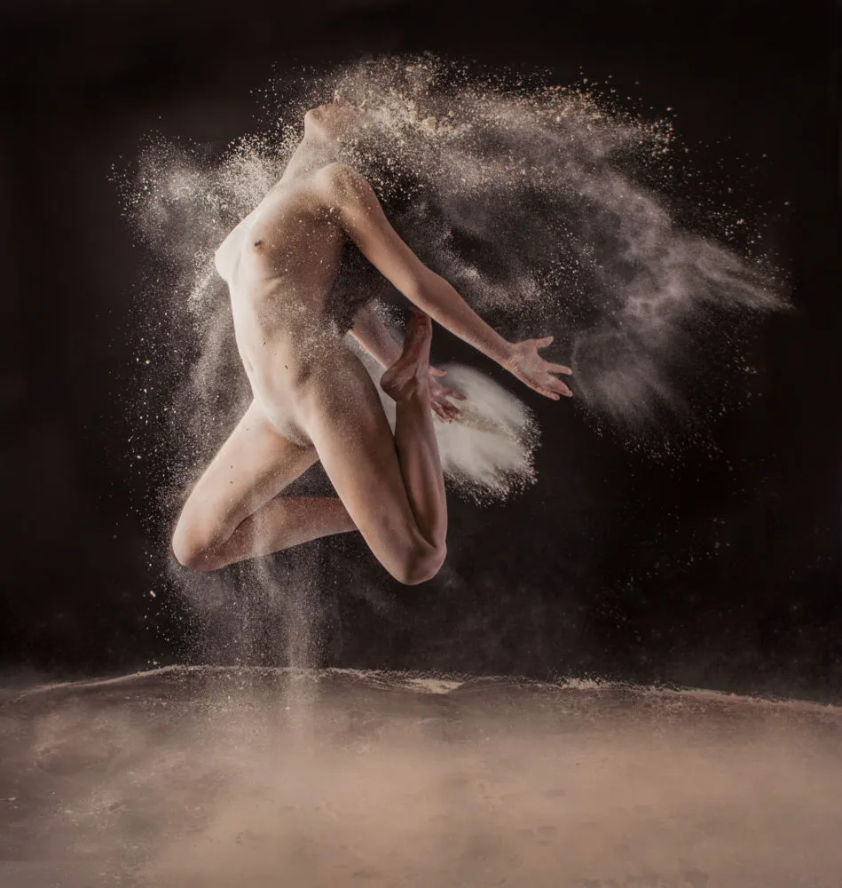 danseuse nue joue avec une explosion de farine lors d'un shooting photo à Draguignan