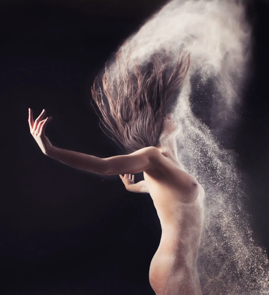 danseuse nue joue avec une explosion de farine lors d'un shooting photo à Draguignan