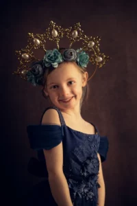 portrait d'une petite fille avec une grande couronne sur la tête à l'occasion d'une séance photo studio à Draguignan