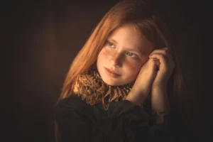 portrait d'une jeune fille rousse façon tableau. A l'occasion d'une séance photo en studio à Draguignan
