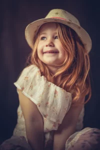 portrait d'une petite fille regardant la lumière à Draguignan