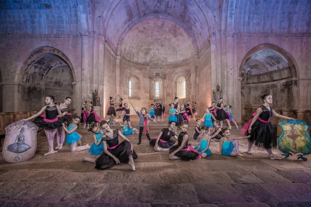 photos artistique de danse plusieurs danseurs sont en pose à l'abbaye du Thoronet dans le Var