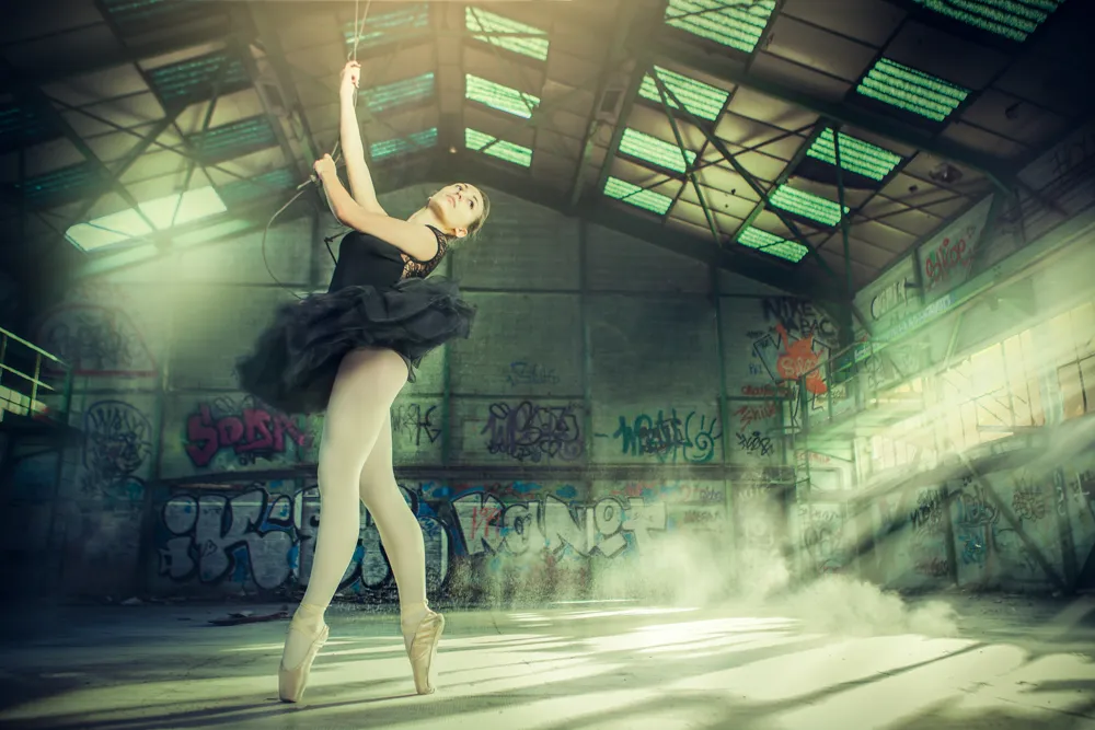 Danseuse classique dans une usine désaffectée