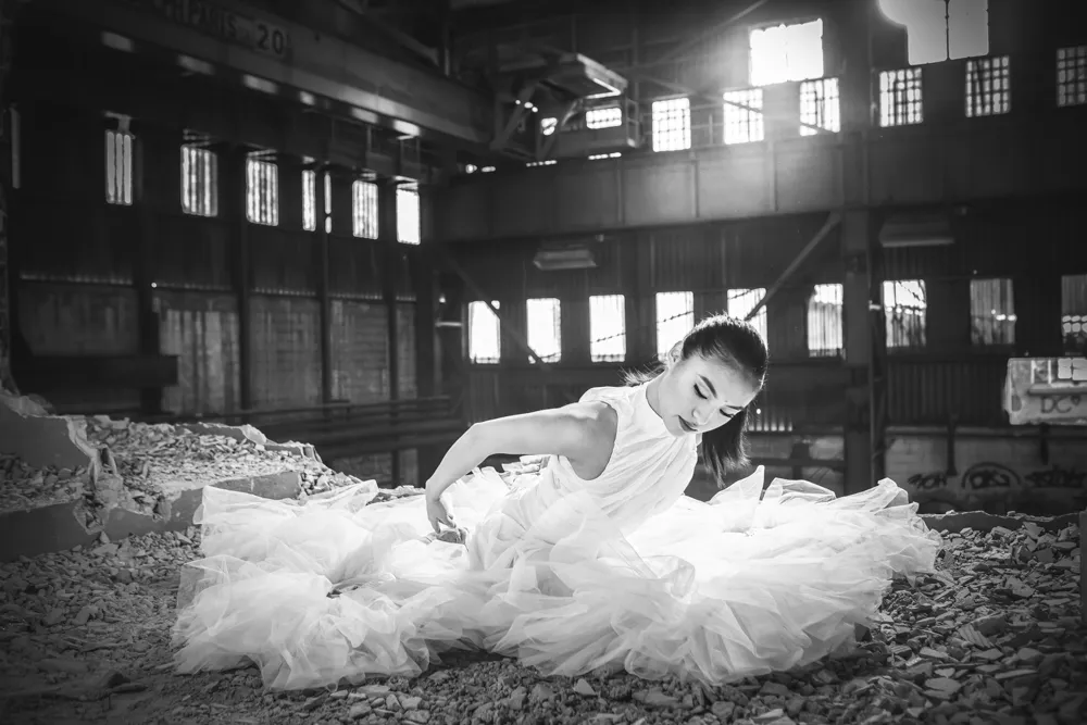 Danseuse classique dans une usine désaffectée