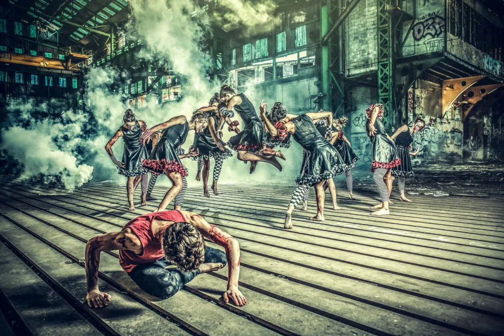 Des danseuses zombie dans une usine désaffectée