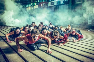 Des danseuses zombie dans une usine désaffectée