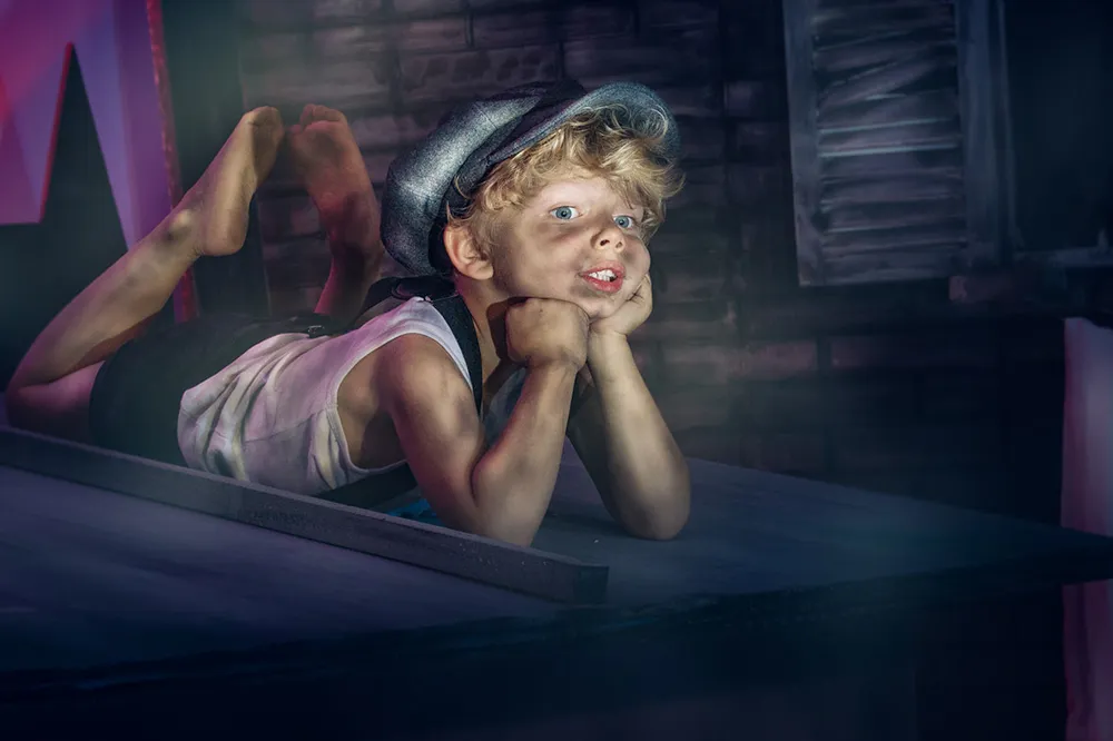 le petit Gavroche sur un toit