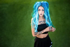 une jeune fille avec de long cheveux bleu